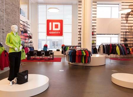 Røde filttæpper på gulvet i showroom